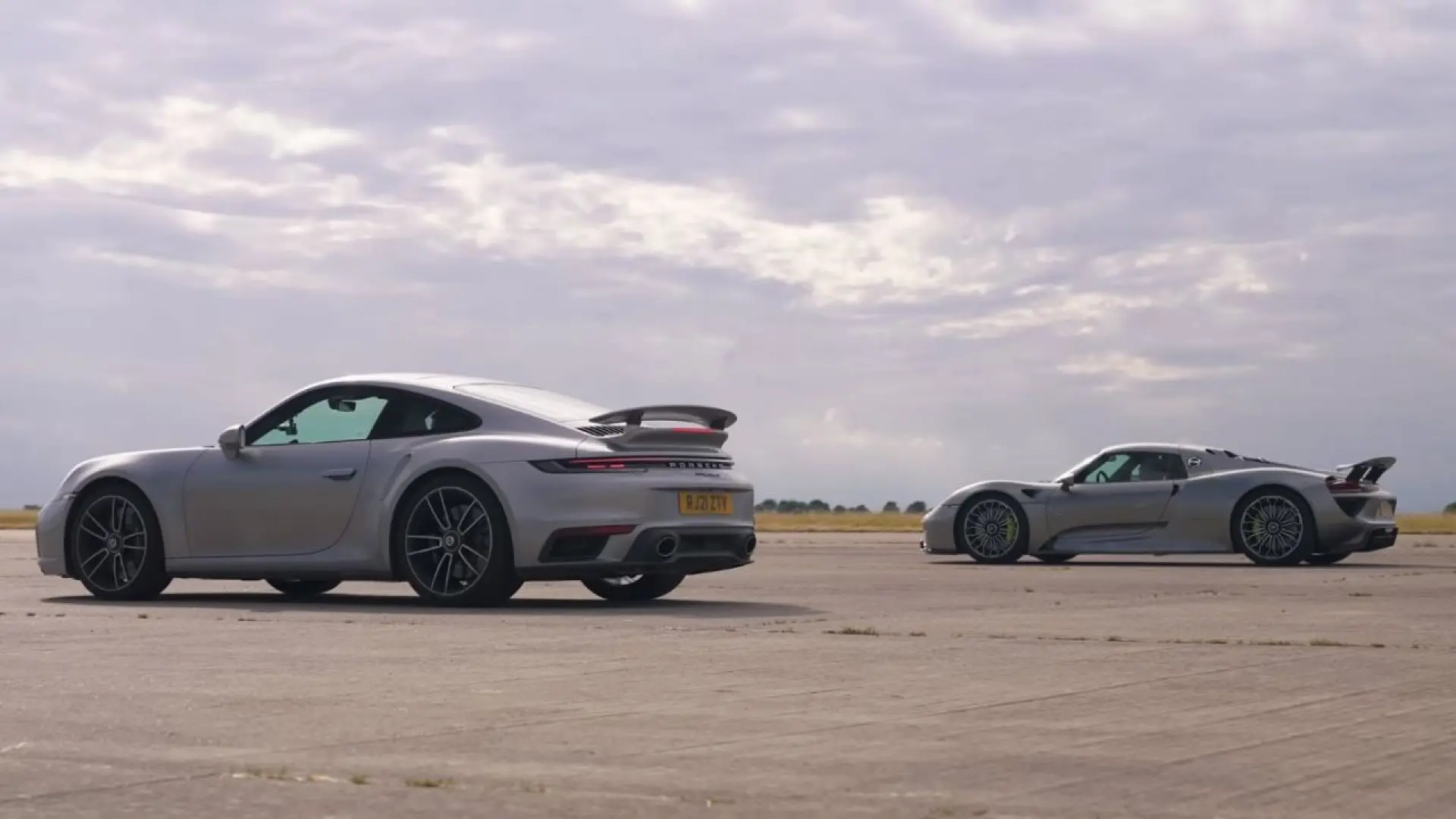 Vídeo: Porsche 992 Turbo S vs Porsche 918 Spyder
