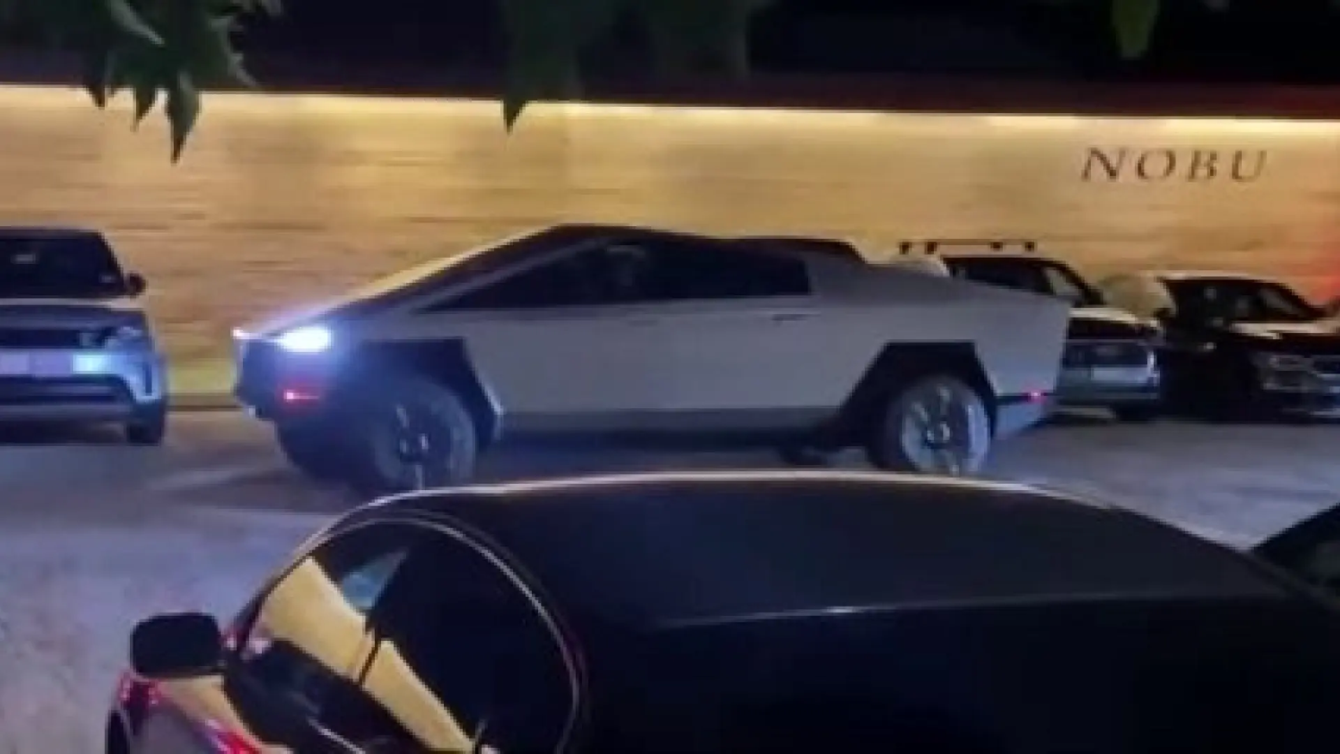 VÍDEO: Elon Musk se da un golpe con su Tesla Cybertruck y sigue como si ...