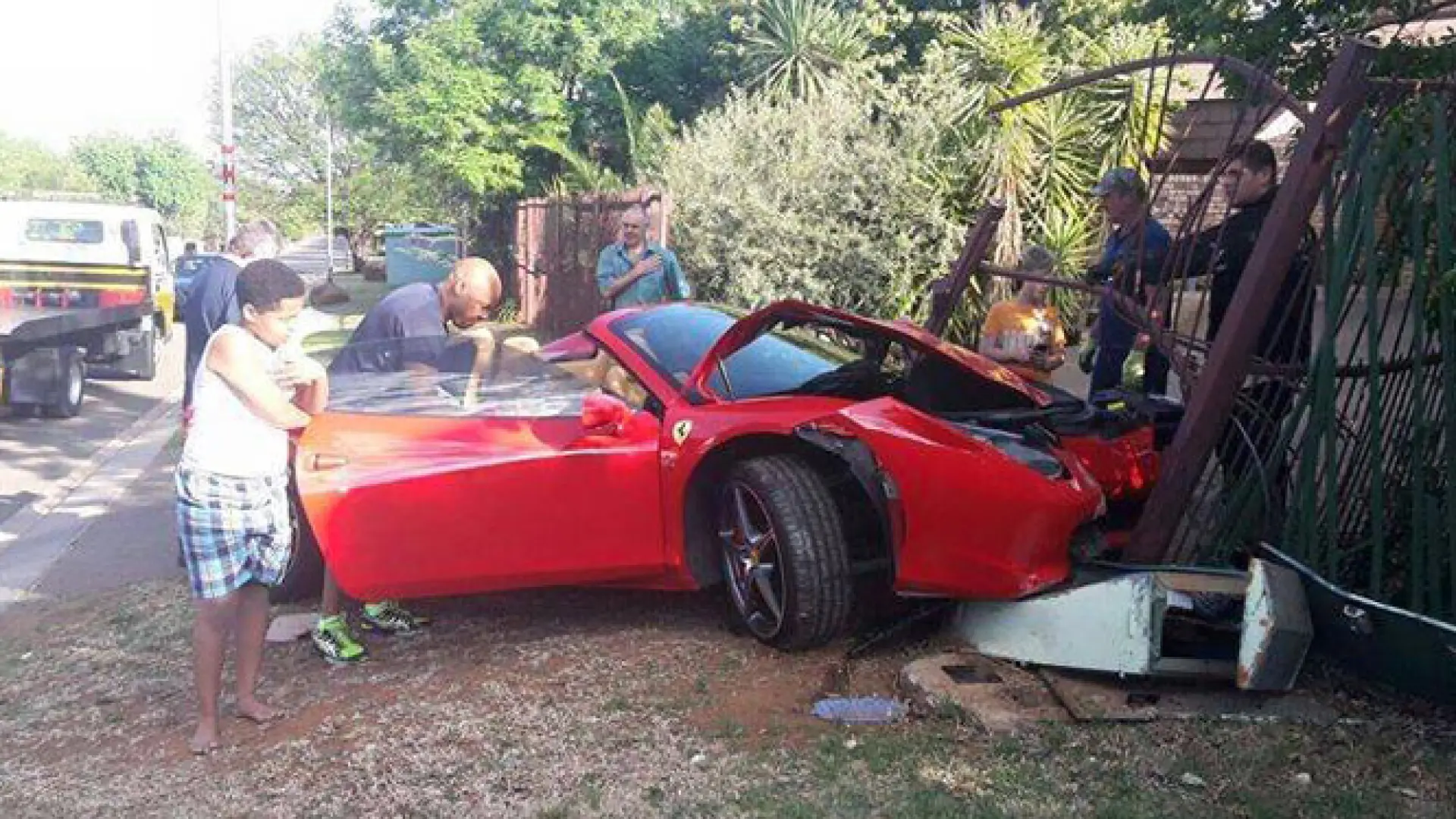 Estrella su Ferrari y deja sin luz a parte del barrio