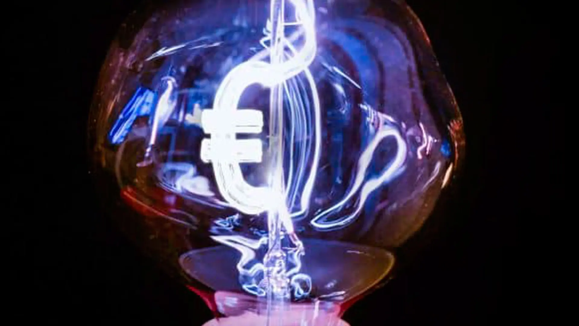 El Gobierno anuncia una rebaja del IVA de la luz; pero ni para todos ni ...