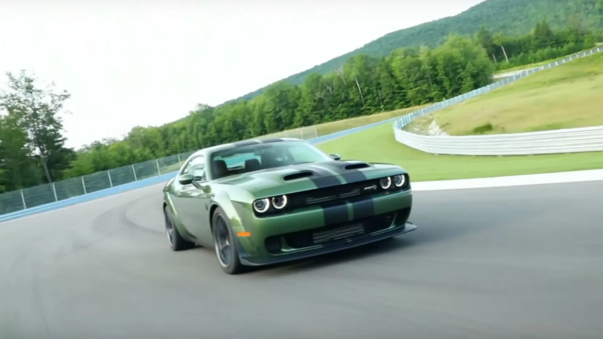 El Dodge Challenger SRT Hellcat Redeye saca músculo en vídeo