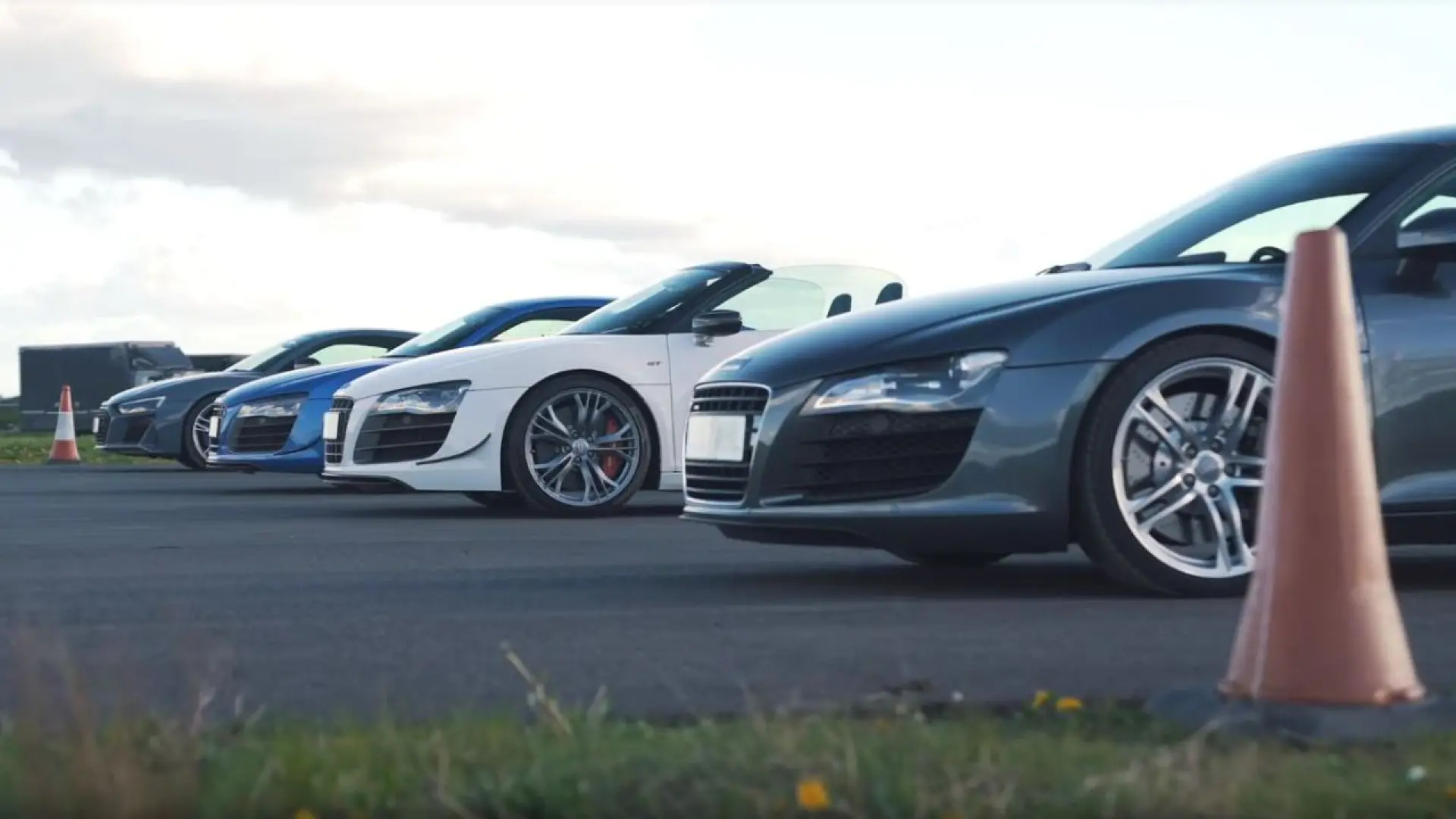 Vídeo: Audi R8 V8 vs R8 GT Spyder vs R8 LMX vs R8 Performance