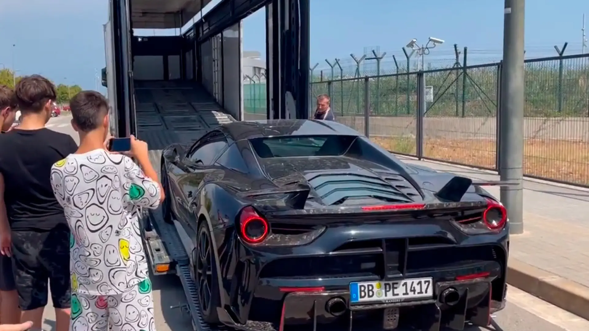Así es como recogen el Ferrari averiado de Aubameyang