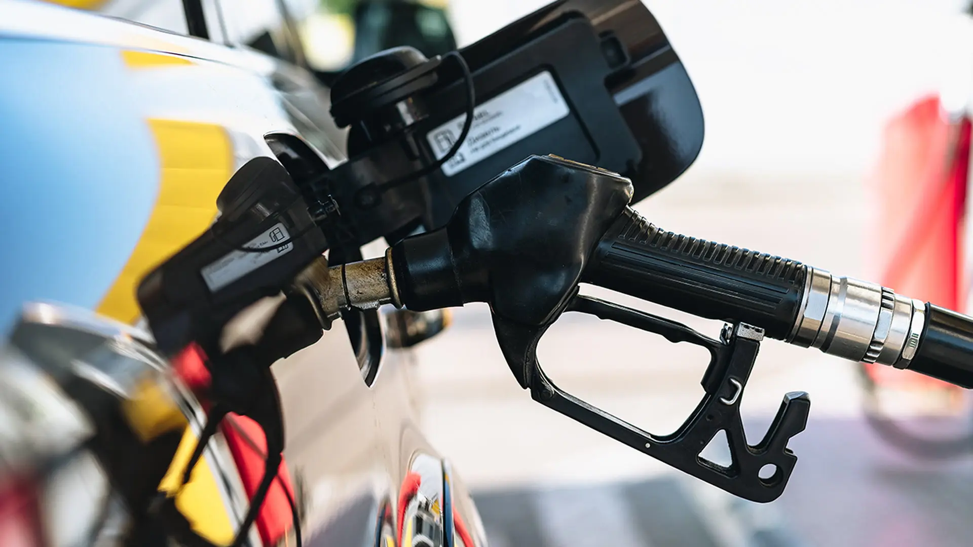 ¿Listo para gasolina a dos euros? Si pensabas que la moratoria de eléctricos le iba a dar un respiro a tu coche, llega el superimpuestazo al carbono