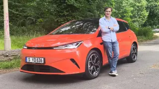 Nuestro compañero Enrique Trillo junto al BYD Dolphin G DM-i en la primera prueba en Berlin (Alemania).