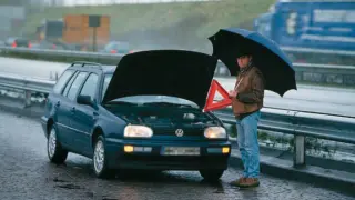 Dentro o lejos del coche: dónde colocarte en caso de avería