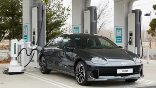 Un Hyundai Ioniq 6 en proceso de recarga.