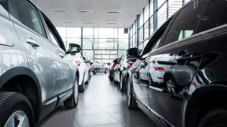 Un concesionario con coches de segunda mano.