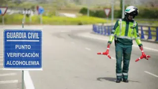 Un agente colocando un punto de verificación de alcoholemia.