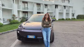 Nuestra compañera Lidia Vega junto al Leapmotor B10.