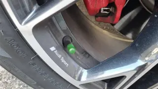 El tapón verde que llevan algunos conductores en sus neumáticos