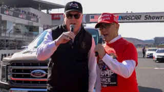 Akio Toyoda con la camiseta de Donald Trump