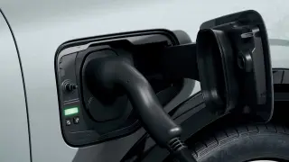 Coche eléctrico cargando.
