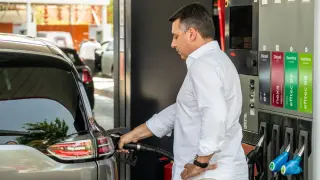Hombre repostando su vehículo en una gasolinera Repsol