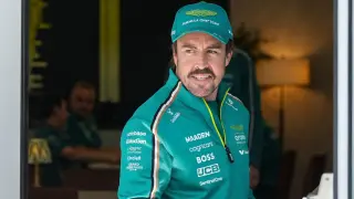 Fernando Alonso entrando al Hospitality de Aston Martin