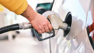 El error de llenar hasta arriba el depósito de gasolina.