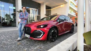 Nuestro compañero Enrique Trillo junto al Clio, durante la presentación internacional del utilitario francés en Lisboa (Portugal)
