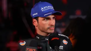 Carlos Sainz respondiendo a los medios durante el GP de Qatar