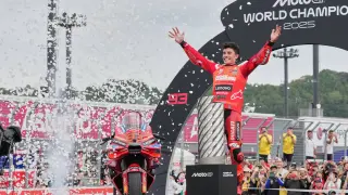 Marc Márquez celebrando con su título