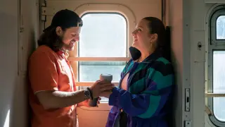 Dos personas de pie en un vagón de tren