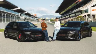 Los hermanos Márquez posan con sus nuevos Audis en Montmeló