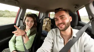 Dos personas dentro de un coche