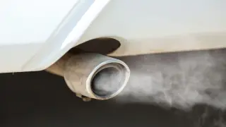 Tubo de escape de un coche de combustion