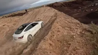 Tesla Model 3 a punto de caer por un barranco