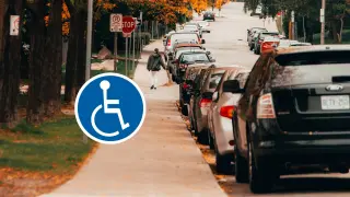 Aparcamiento en plaza de movilidad reducida