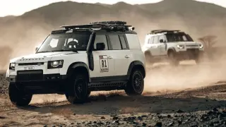 Dos Defender modificados reconociendo rutas del Rally Dakar 2026