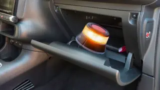 Baliza V16 guardada en la guantera