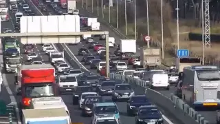 Carretera con tráfico intenso.