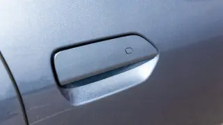 China prohíbe los tiradores enrasados desplegables de las puertas.