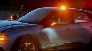 Muchos coches oficiales no tienen la baliza V16 todavía.