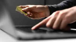 Avisos de multa falsos con códigos QR.