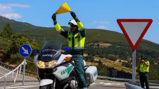 Guardia Civil de Tráfico con una bandera amarilla.