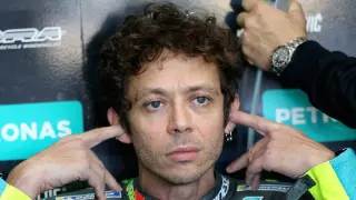 Valentino Rossi tapándose los oídos en el GP de España