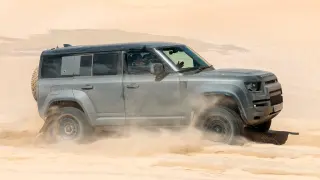 He probado el nuevo Land Rover Defender Octa en África. Sobre arena.