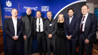 De izquierda a derecha: El moderador Richard Griffiths; Jeff Dodds (CEO de Fórmula E); el oscarizado Matt Damon; Mike Fries (CEO de Liberty Global); Marisa Drew (CSO de Standard Chartered); Filipe Blackwood Oliveira (Rubicon Carbon) y Gary White (CEO de Water.org), Paul Polman.