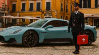 Carabinieri con el Maserati MCPura