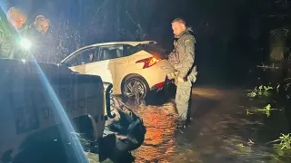 Guardia Civil rescata joven de 20 años que quedó atrapado en su coche.