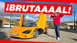 Hoy nos subimos al McLaren 750S Spider, un supercoche descapotable que no entiende de términos medios: o te enamora o te deja temblando (y no solo por el viento).
Bajo su piel late un V8 biturbo de 4.0 litros colocado en posición central, con 750 CV y 800 Nm, y sin apoyo eléctrico: aquí la “hibridación” la pone tu pulso cuando el acelerador toca alfombra.