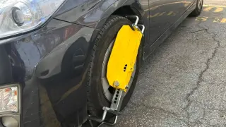 Coche inmovilizado con un cepo