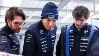 Alexander Albon y Carlos Sainz trabajando con un ingeniero de Williams durante el Shakedown del FW48