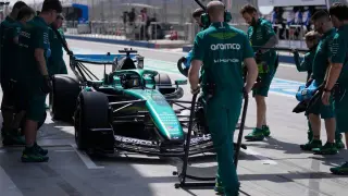 Los mecánicos de Aston Martin con el coche de Lance Stroll en Bahréin