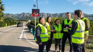 Imagen de Vicent Mompó y Reme Mazzorali durante la visita a la prueba piloto en la carretera CV-600