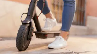 Una persona subida a un patinete eléctrico