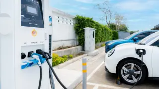 Recargar un coche eléctrico en el mismo tiempo que se reposta gasolina.