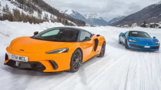 Enfrentamos al McLaren GTS y el Ferrari 296 GTS sobre nieve.