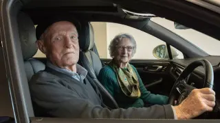 Derek y Audrey Evans subidos en su nuevo Porsche Macan
